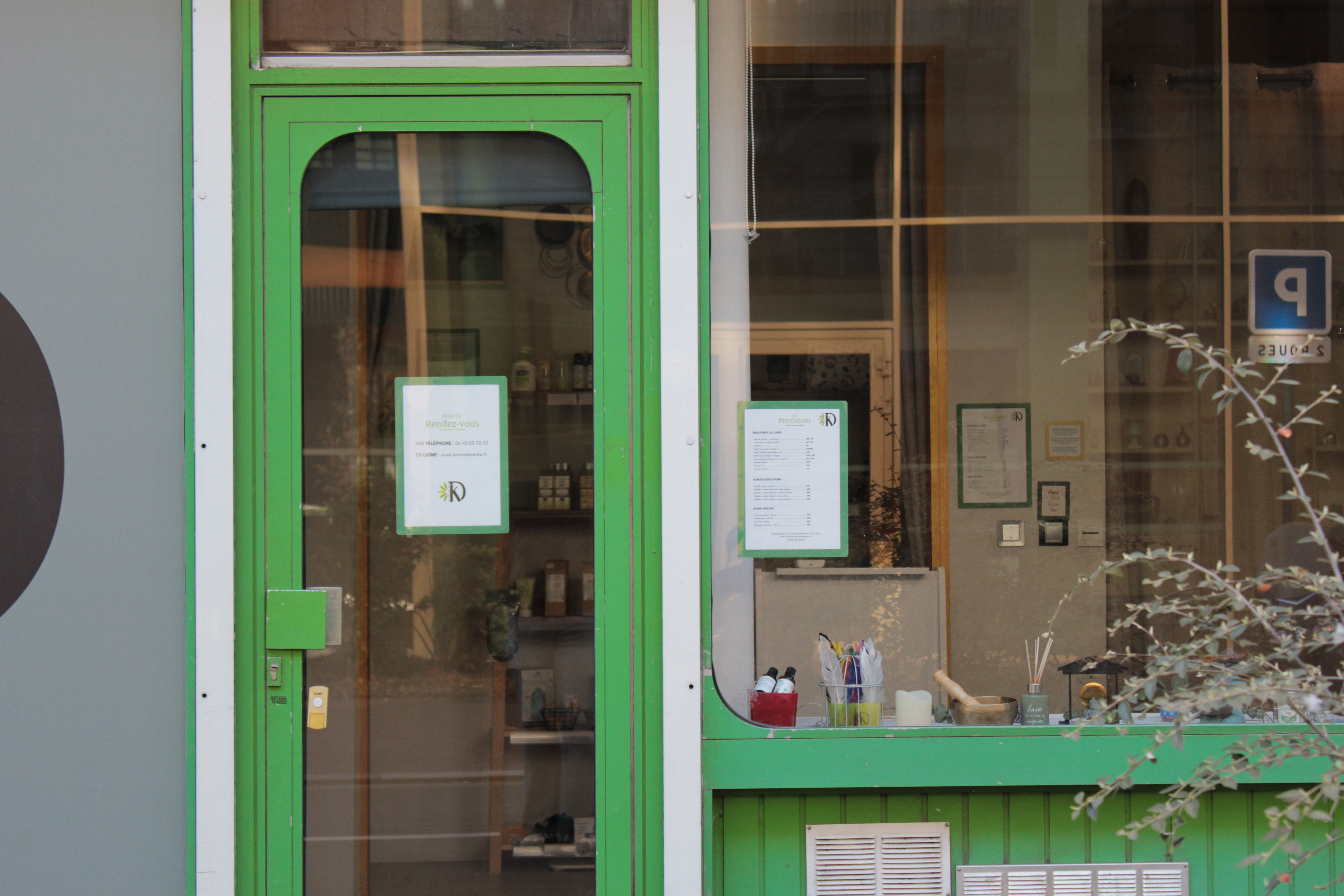 Vitrine d'un institut de beauté avec cadres SlimPYX