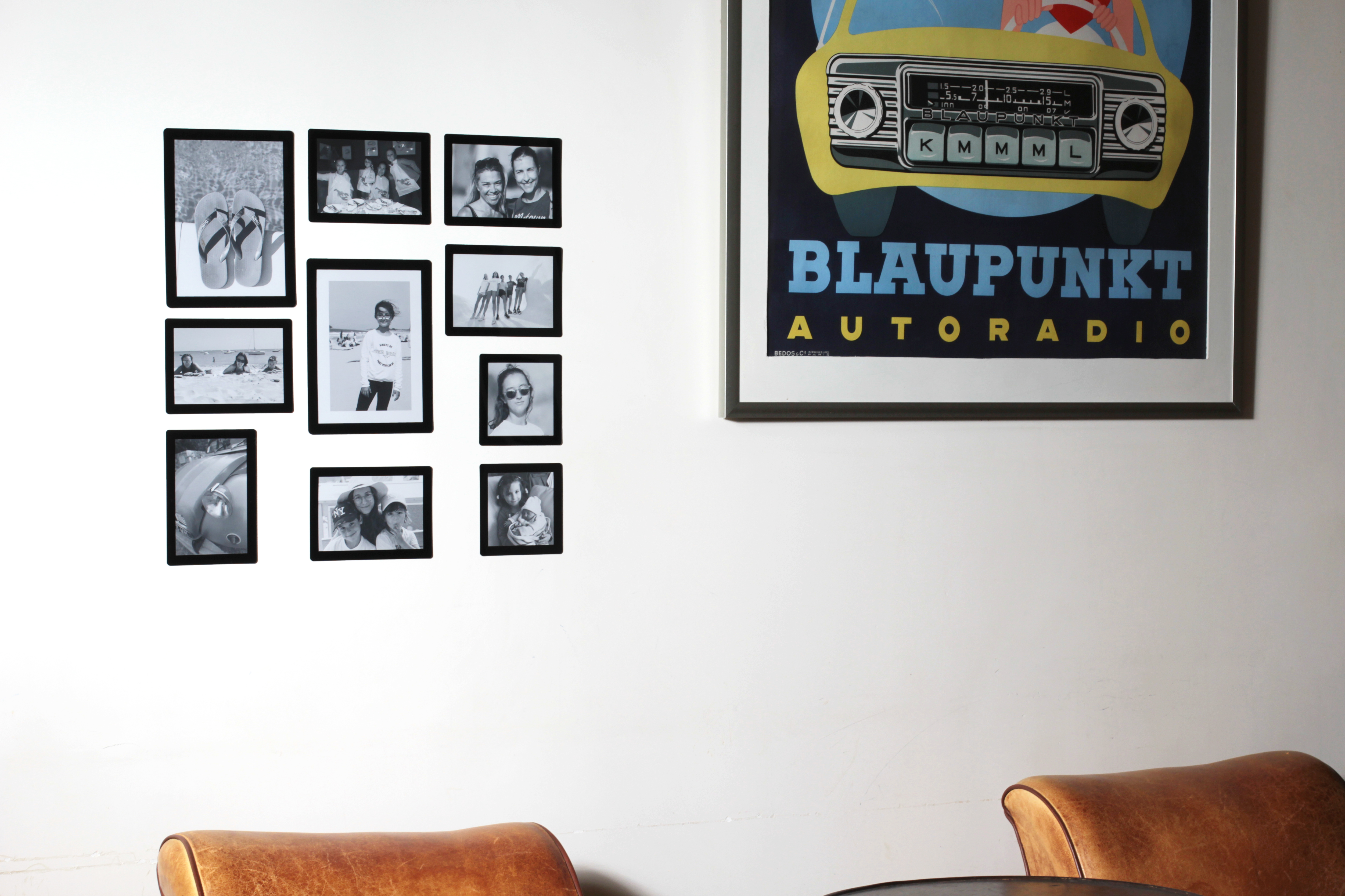 Cadres SlimPYX noir et blanc dans un salon