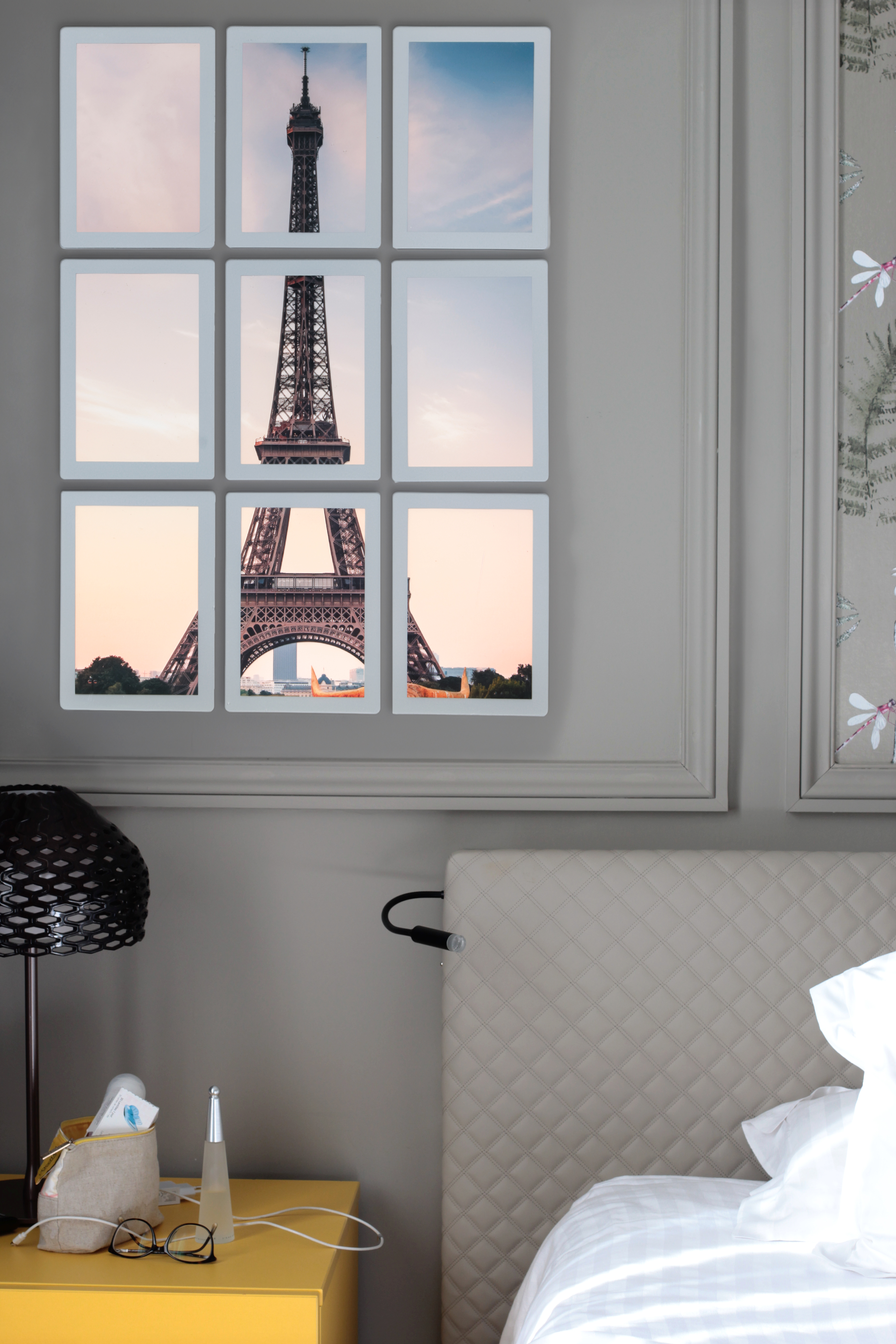 Explosion de cadre photo SlimPYX de la Tour Eiffel dans une chambre d'hôtel