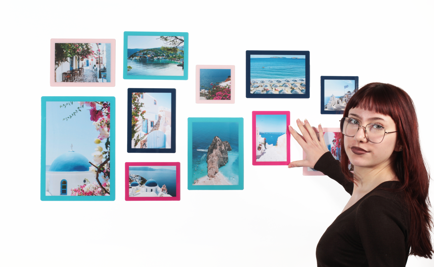 Femme qui se tient à côté d'une composition murale sur le thème de la Grèce. La composition est colorée et lumineuse tout en évoquant des décors. Les cadres sont en impérial blue, bleu turquoise, candy rose ou encore fuchsia