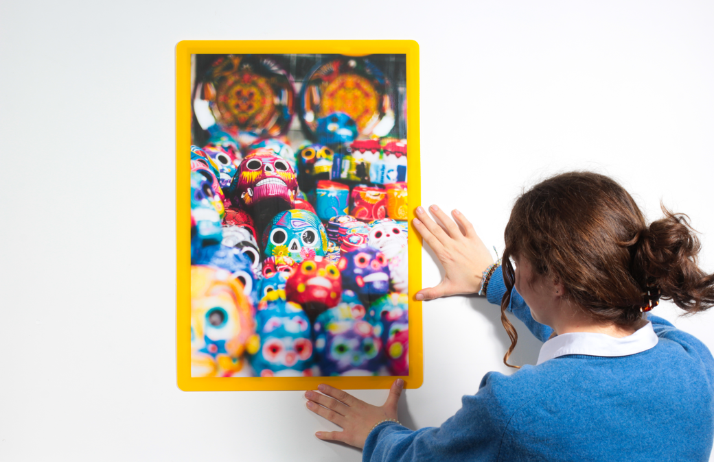 Cadre A2 jaune moutarde avec image cranes colorés mexicains