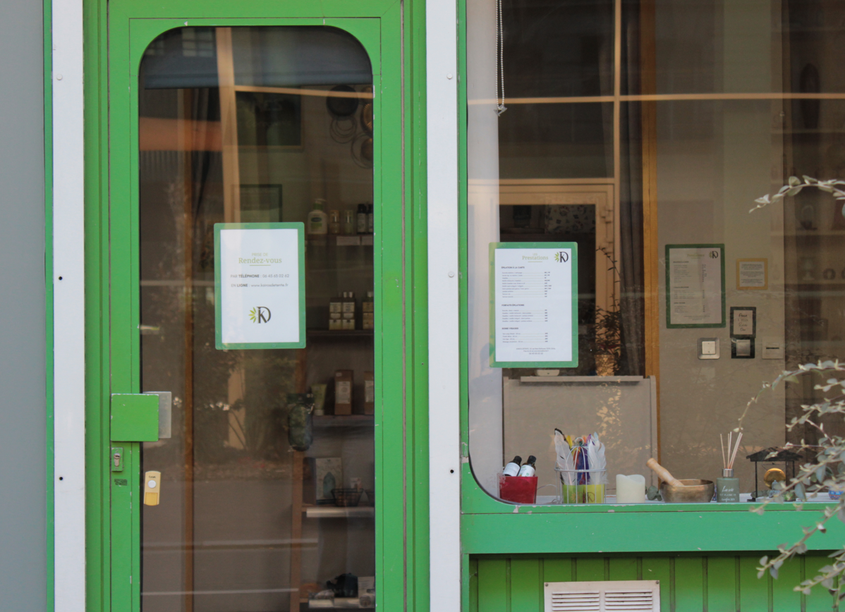 Vitrine de magasin verte. Des informations spécifiques y sont affichées dans des cadres slimPYX parfois recto verso pour décorer les deux coté de la vitre